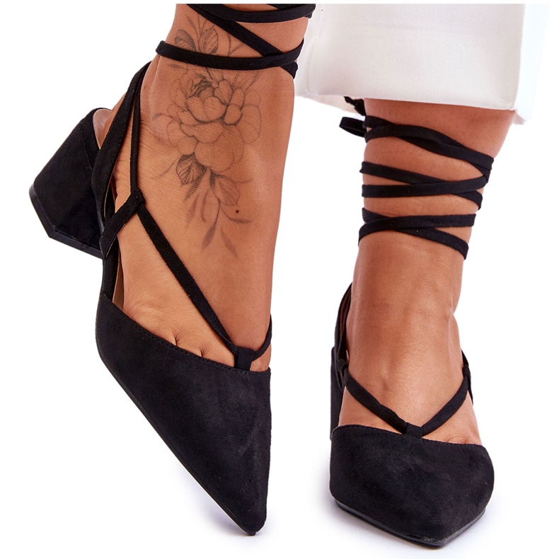 Mustat Carlotte solmitut matalakorkoiset pumput