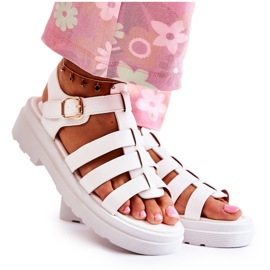 Muodikkaat sandaalit, joissa valkoiset Malien olkaimet