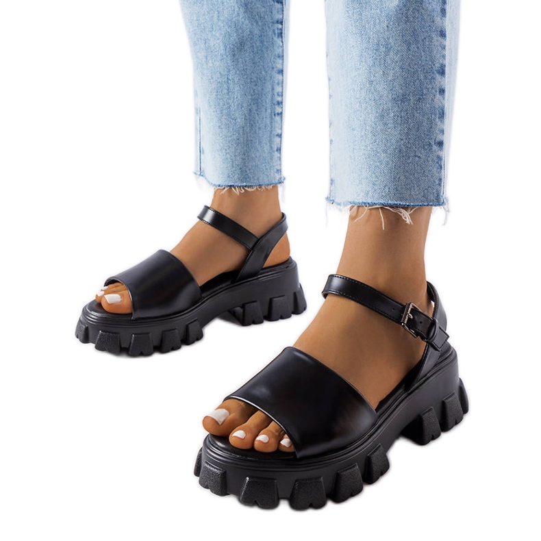 Vinceza Mustat sandaalit massiivisessa Vincez-pohjassa