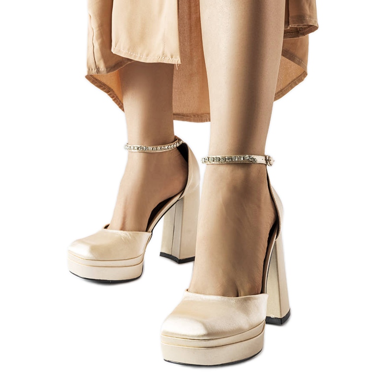 Elidan beigenväriset korkokengät