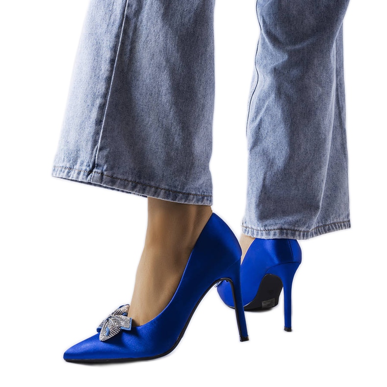 Siniset pinssit, joissa satiiniviimeistely ja Mia rusetti sininen