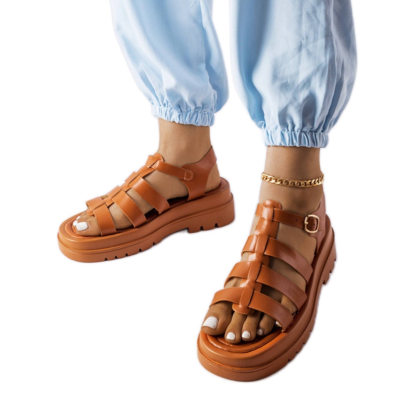 Saidin kamelisandaalit, joissa tract pohjat ruskea