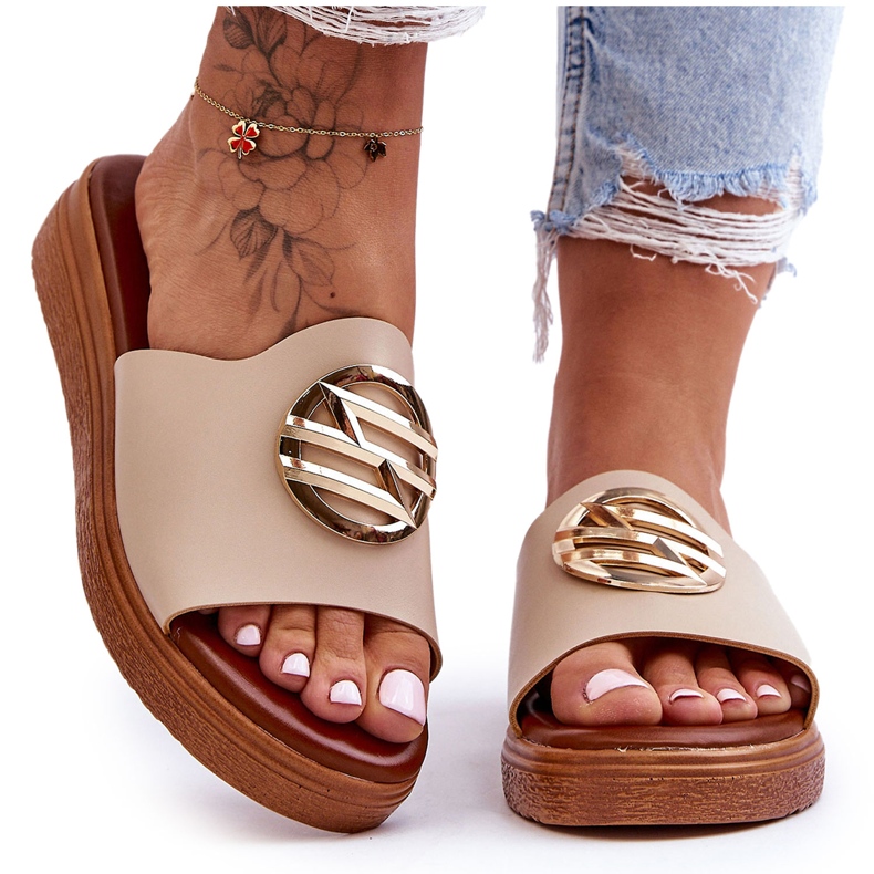 Naisten sandaalit beige Secrets -koristeella