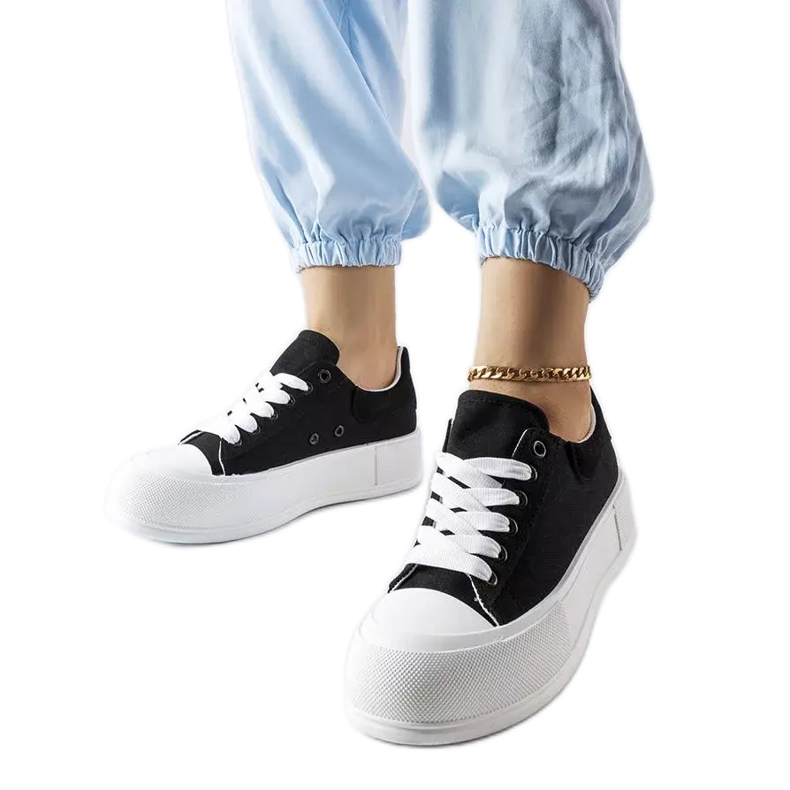 Josseaumen mustat alustalenkkarit