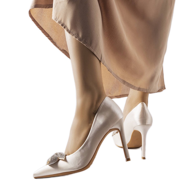 Beiget pinssit, joissa satiiniviimeistely ja Mia rusetti