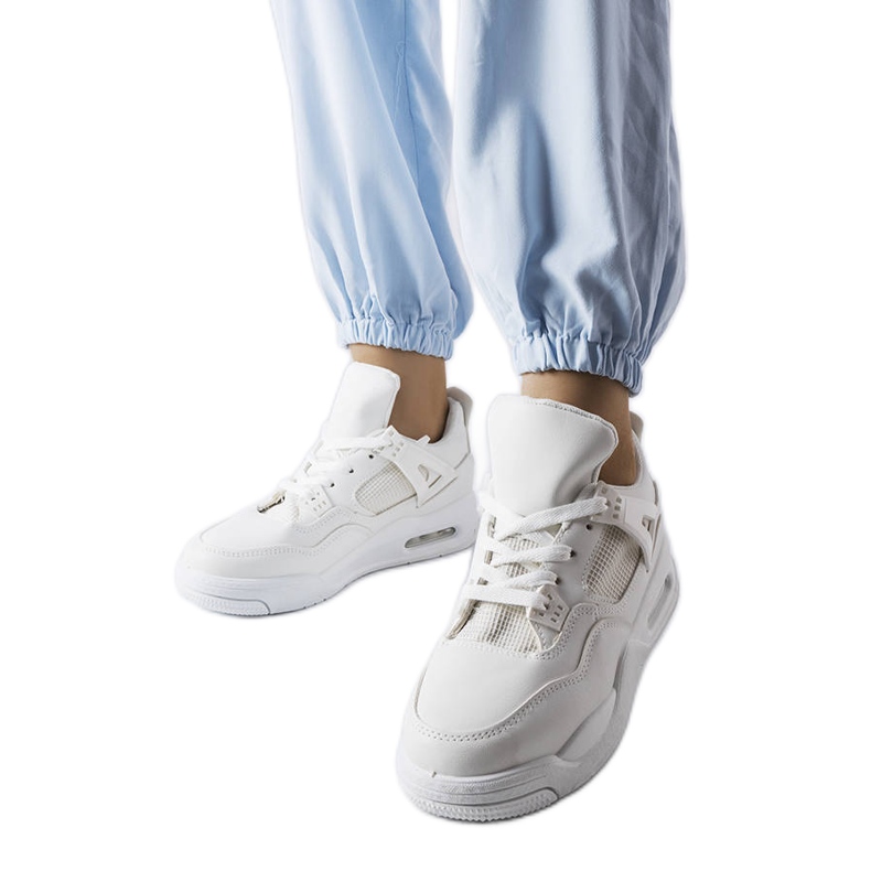 Valkoiset lenkkarit Malas-yhdistelmistä materiaaleista valkoinen