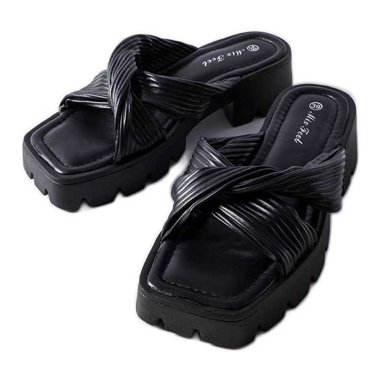 Dubé mustat liukusäätimet traktorin pohjalla