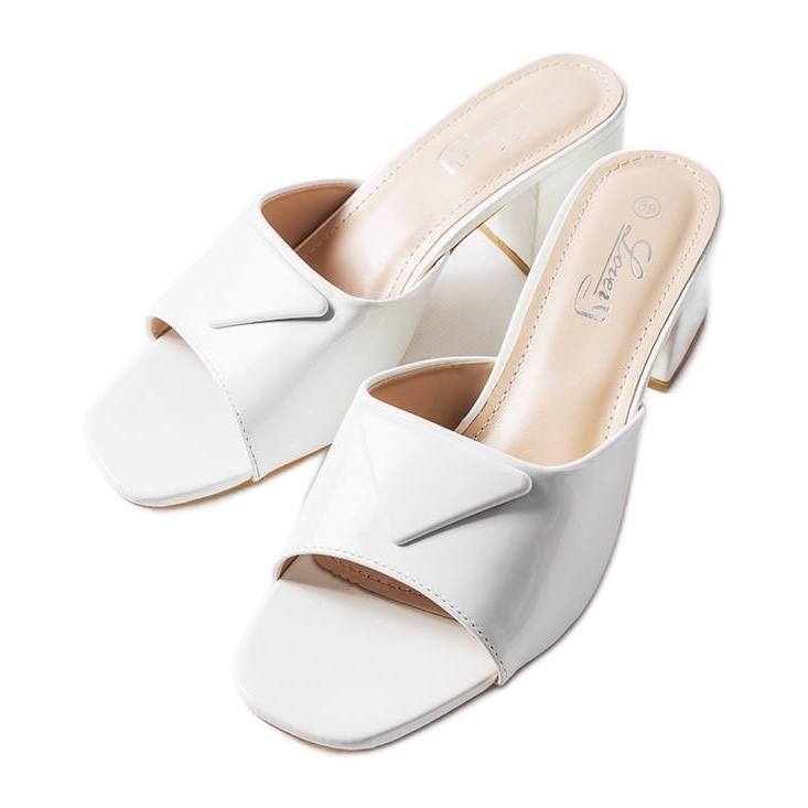 Valkoiseksi lakatut läpät Branch-tolppassa valkoinen