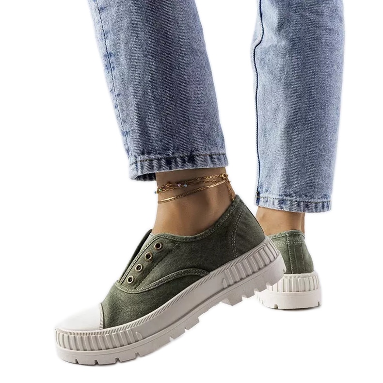 Inna Waltonin tummanvihreät lenkkarit