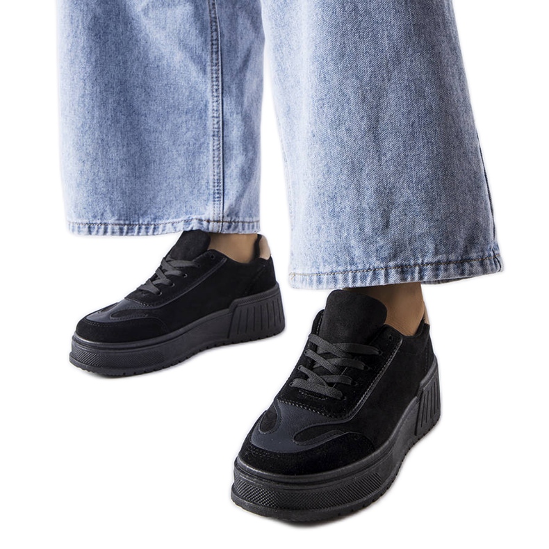 Fabiennen mustat alustalenkkarit