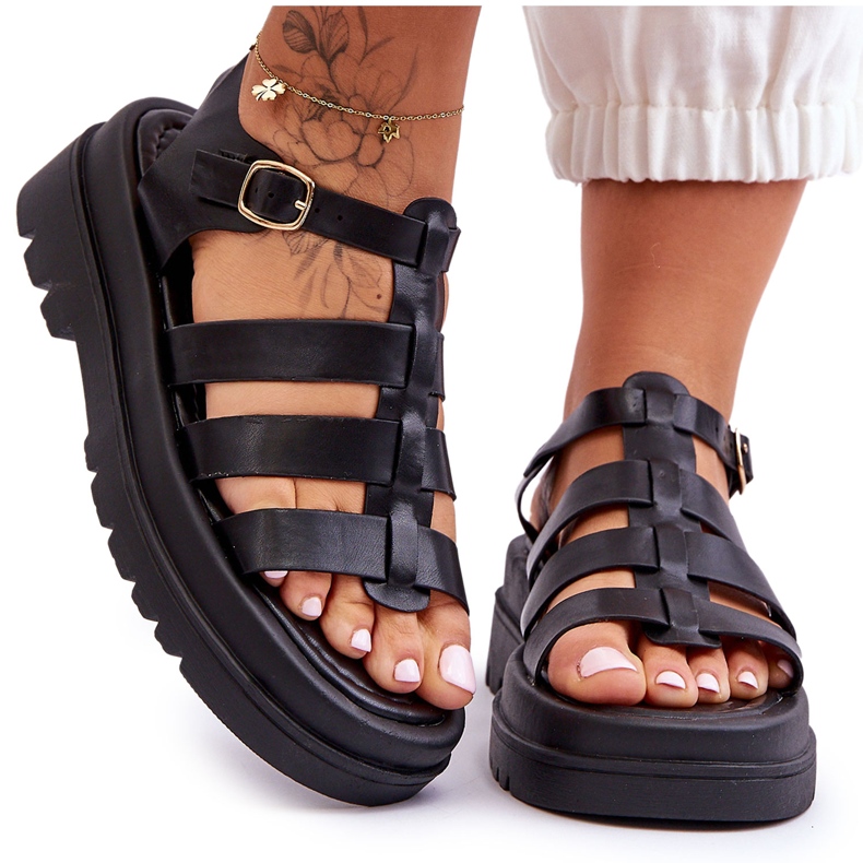 Nahkaiset sandaalit mustilla Colet-hihnalla musta