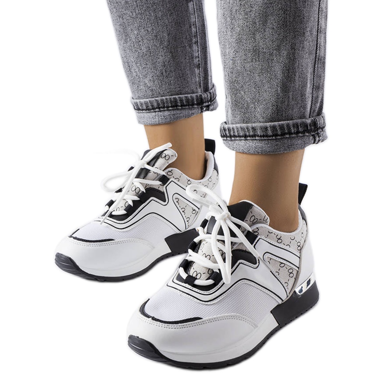 Bedordin valkoiset tennarit mustilla elementeillä valkoinen