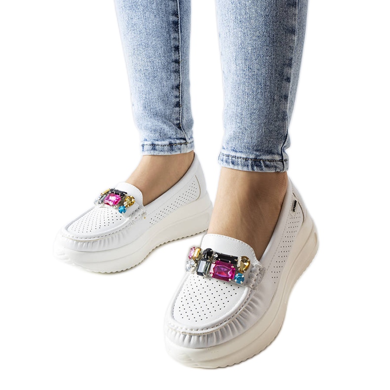 Valkoiset loaferit kristallilla Gisellalta valkoinen