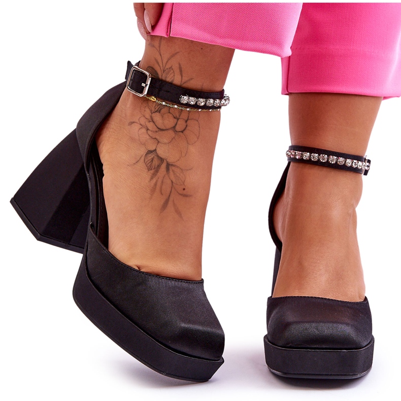 Muodikkaat pumput massiivisilla korkokengillä, joissa on zirkonia musta Adel