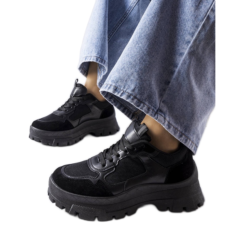 Mustat paksut lenkkarit Mikeladzelta