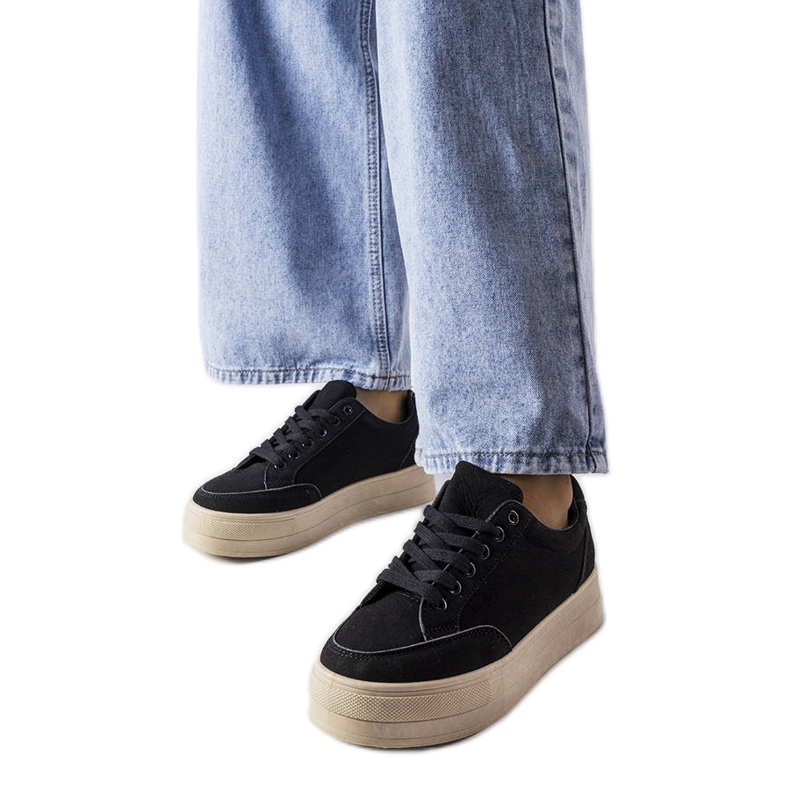 Mustat tennarit Amathymes-alustalla