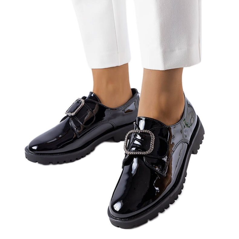 Mustat lakatut kengät Jarisile-soljella