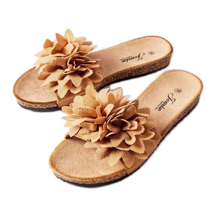 Ruskeat farland-kukilla koristellut tossut