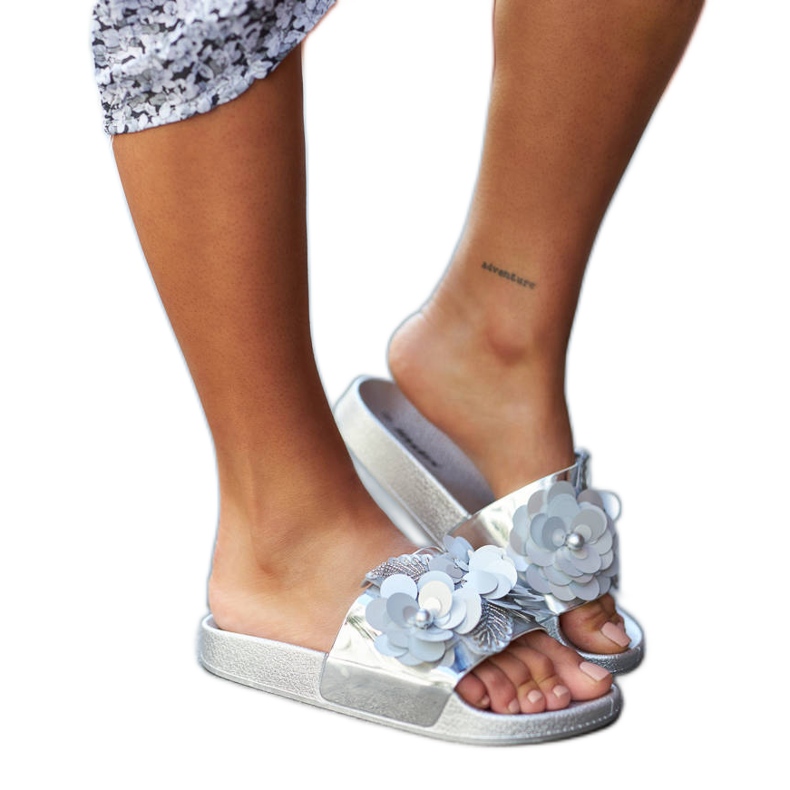 Caggion hopeiset liukumäet, joissa koristeellinen päällinen hopea