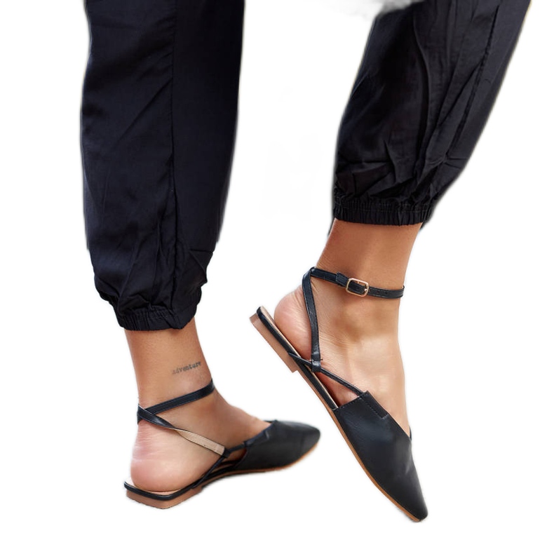 Lazzaron mustat balerinat avoimella kantapäällä