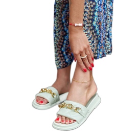 Vihreät liukumäet koristeltu Borgo-ketjulla