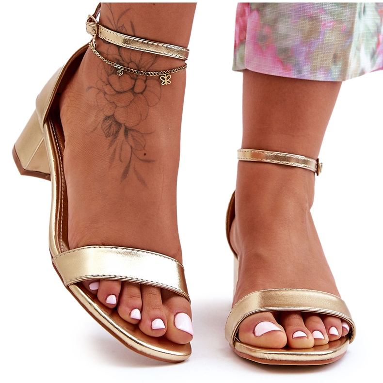 Nahkasandaalit korkokengillä Pelkkä kulta Inspiroi minua! kultainen