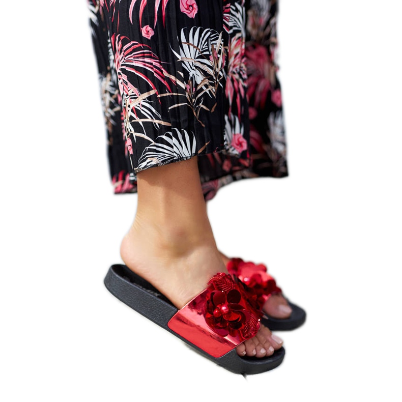 Caggion punaiset liukumäet, joissa koristeellinen päällinen punainen