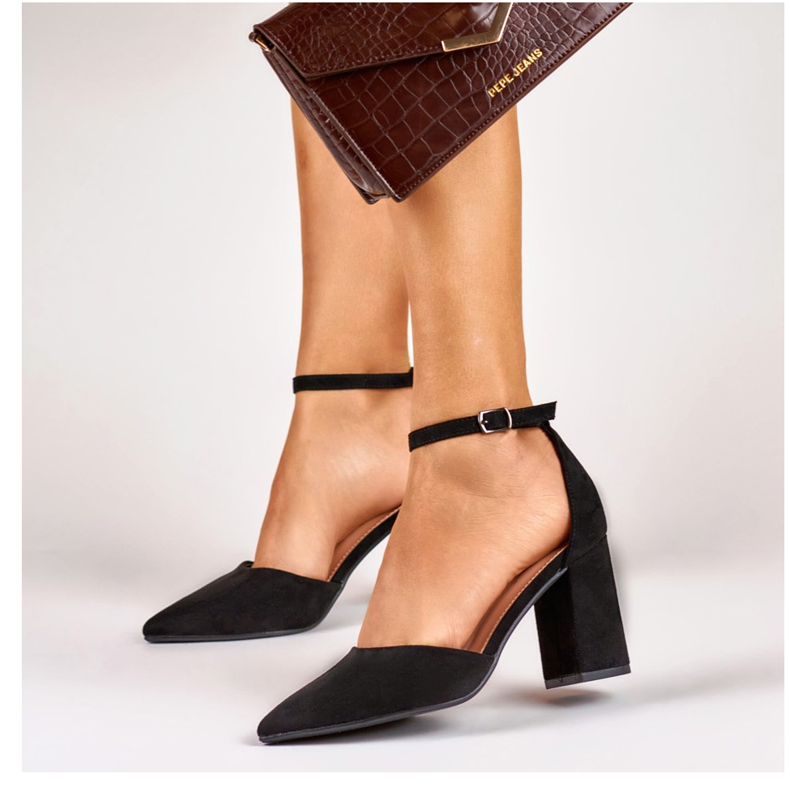 Mustat pumput nilkasta kiinnitetyssä tolppassa