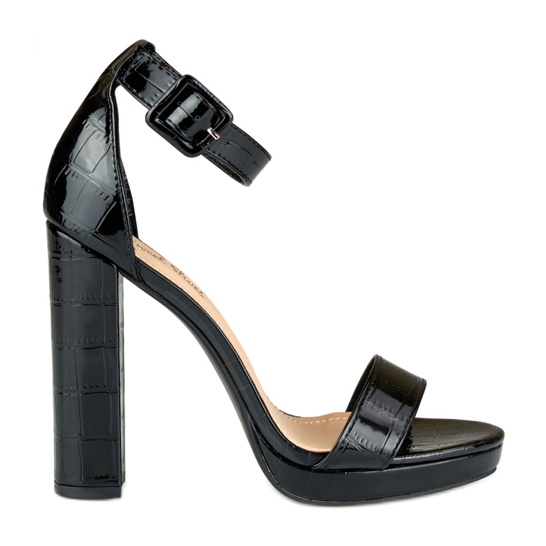 Mustat lakatut korkeakorkoiset sandaalit