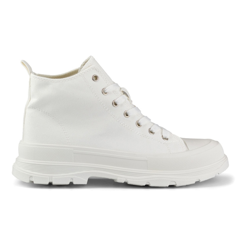 Valkoiset lenkkarit nilkan yläpuolella valkoinen