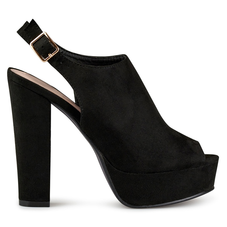 Mustat korkeakorkoiset sandaalit, joissa avoin kärki ja kantapää