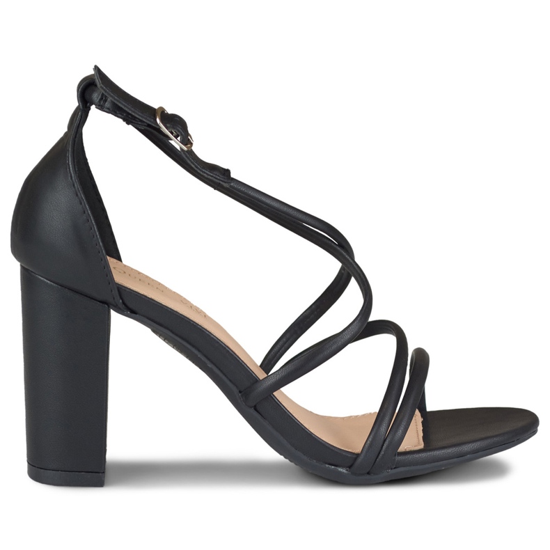 Mustat naisten sandaalit Isan-postissa