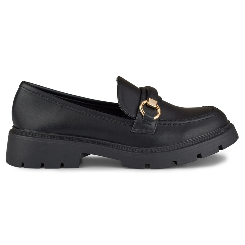 Mustat mokasiinit, joissa minimalistinen sisustus