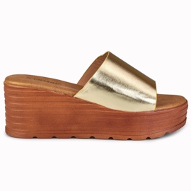 Versis kultaiset kiilaliukumäet kultainen