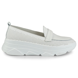 Mukavat harjakattoiset valkoiset kengät luonnollisesta nahasta valkoinen