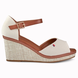 Naisten beigenväriset kiila sandaalit merkiltä Tomm