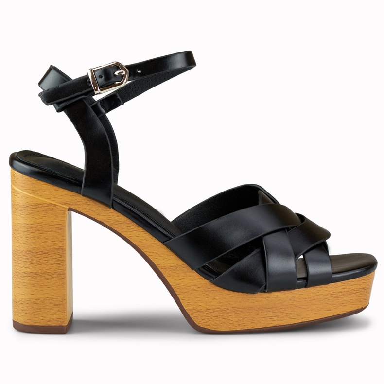 Mustat naisten sandaalit tolppassa