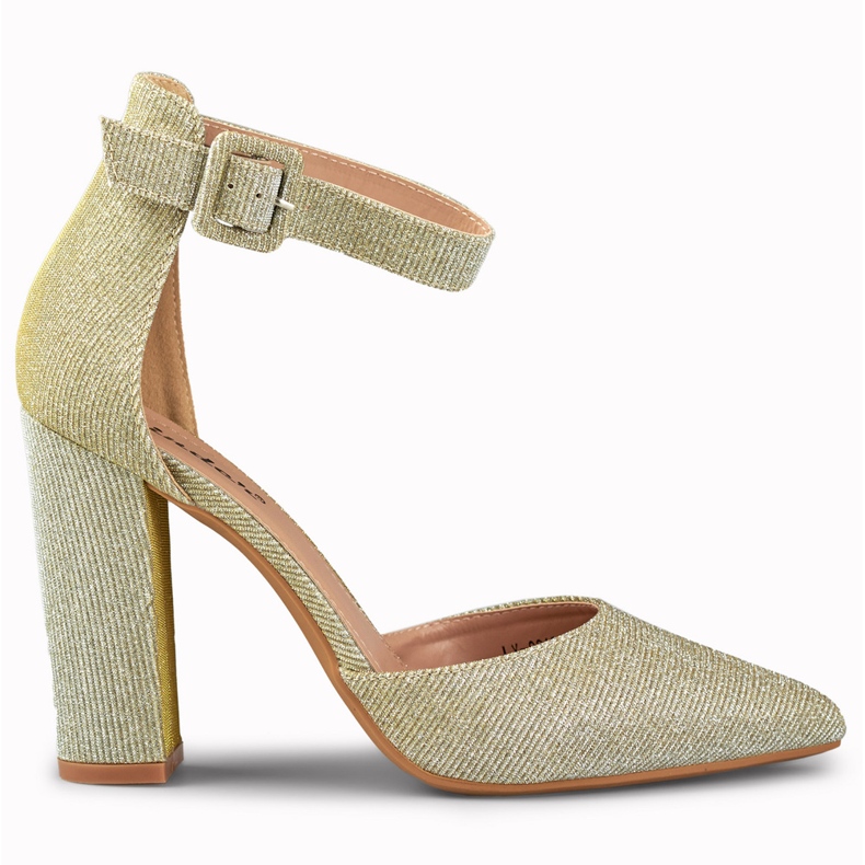 Kultaiset brokadipumput kiinnitetty nilkkaan kultainen