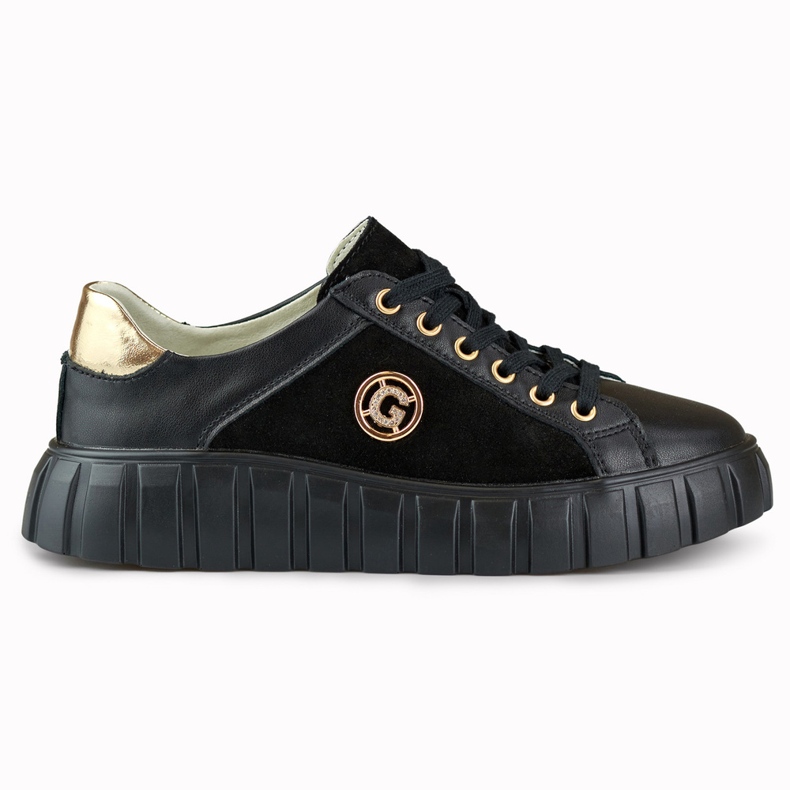 Mustat nahkaiset urheilukengät kultaisilla yksityiskohdilla