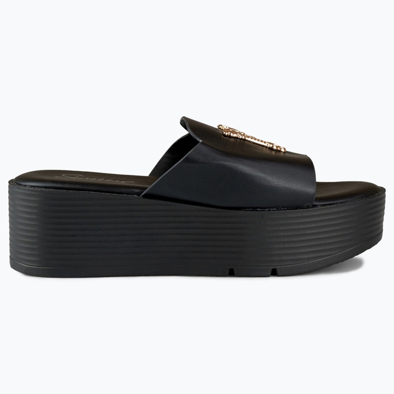 Naisten mustat kiila sandaalit kullanvärisillä koristeilla