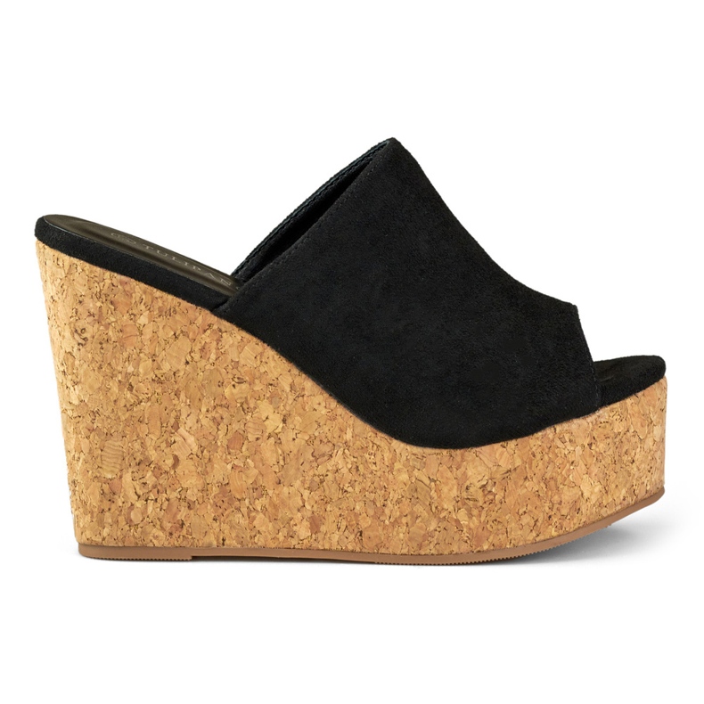 Mustat varvastossut korkkikiilassa