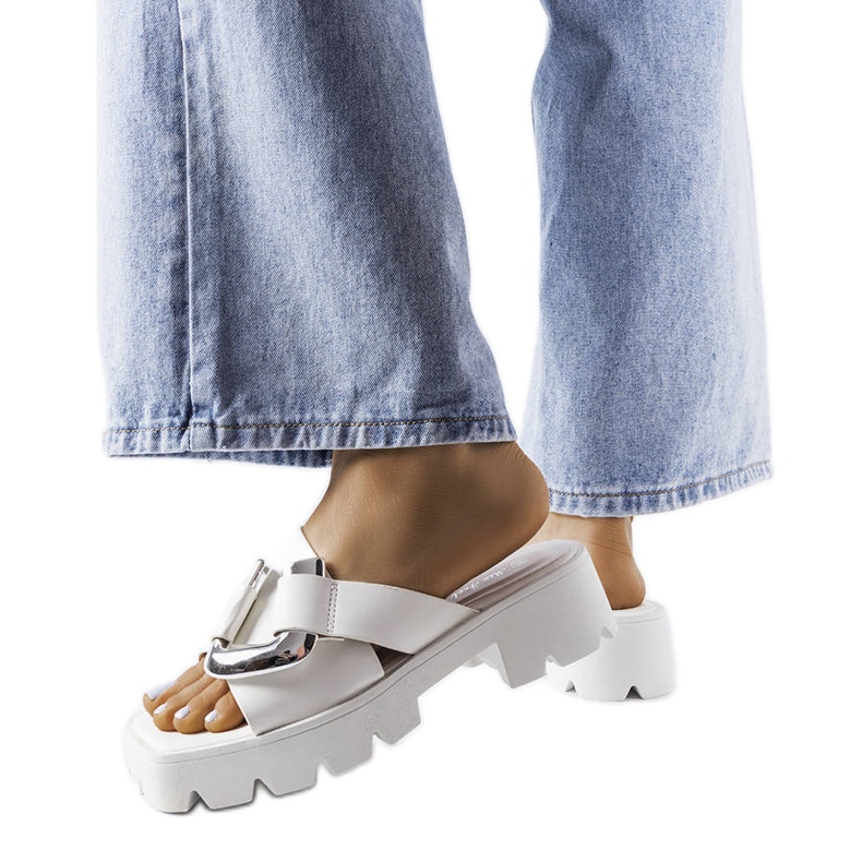 Carcerin valkoiset varvastossut traktoripohjalla valkoinen