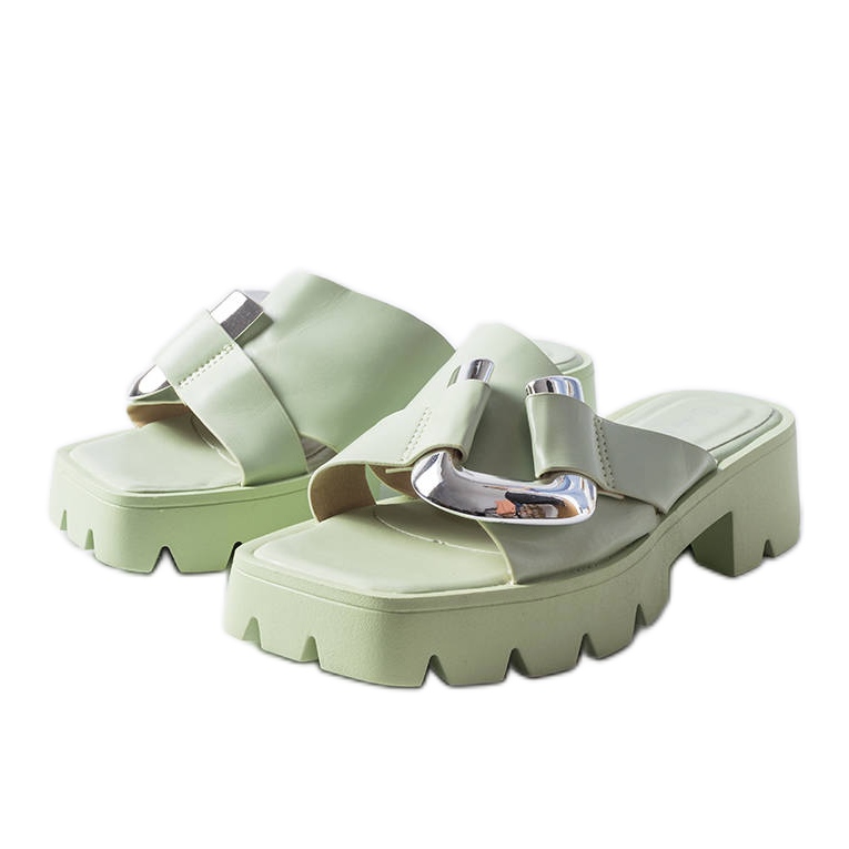 Carcerin vihreät liukumäet traktorin pohjassa