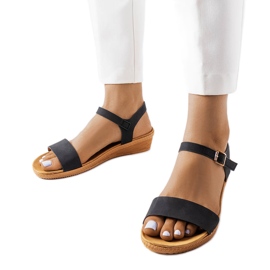 Loggian mustat kiila sandaalit