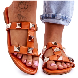 Naisten flip -Flops, jolla on suuret nastat oranssia