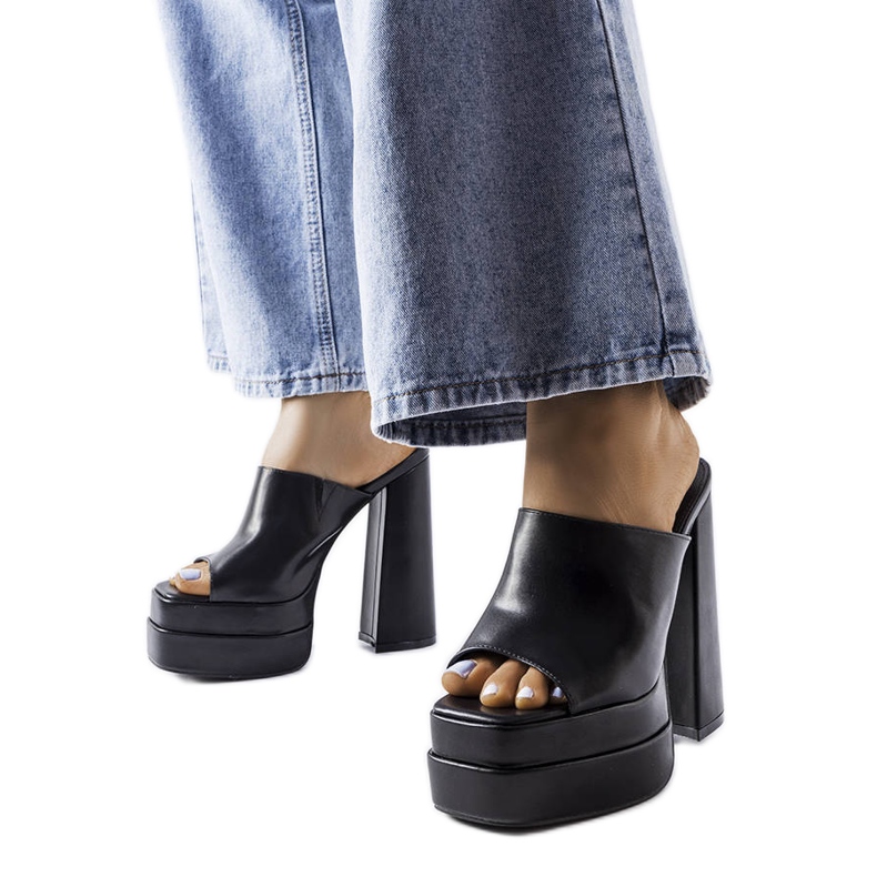 Mertzonin mustat korkokengät