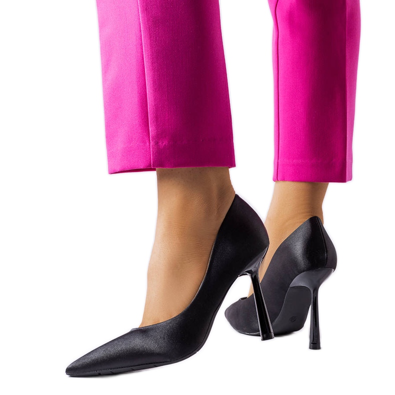 Vinceza Vincezin mustat pinssit satiinipinnalla