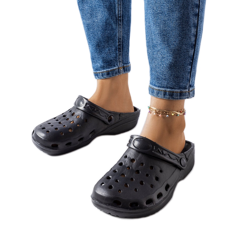 Kleistin mustat vaahtomuoviset suljetut tossut