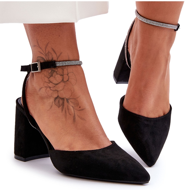 PG1 Suede pumput koristeellisella hihnalla Black Lirosa musta