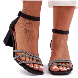 PG1 Kiiltävä kantapää sandaalit musta Enenor